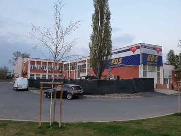 Cladire lateral dreapta